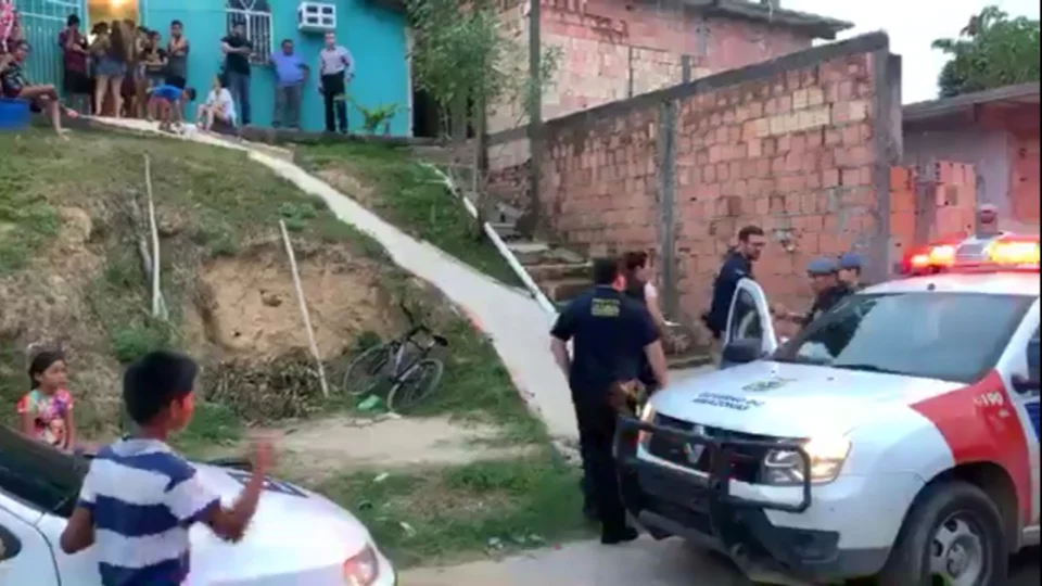 Durante ataque, mulher tentar pedir ajuda mas acaba assassinada na porta de casa