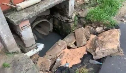 Bueiros abertos em rua do bairro Colônia Santo Antônio oferecem riscos