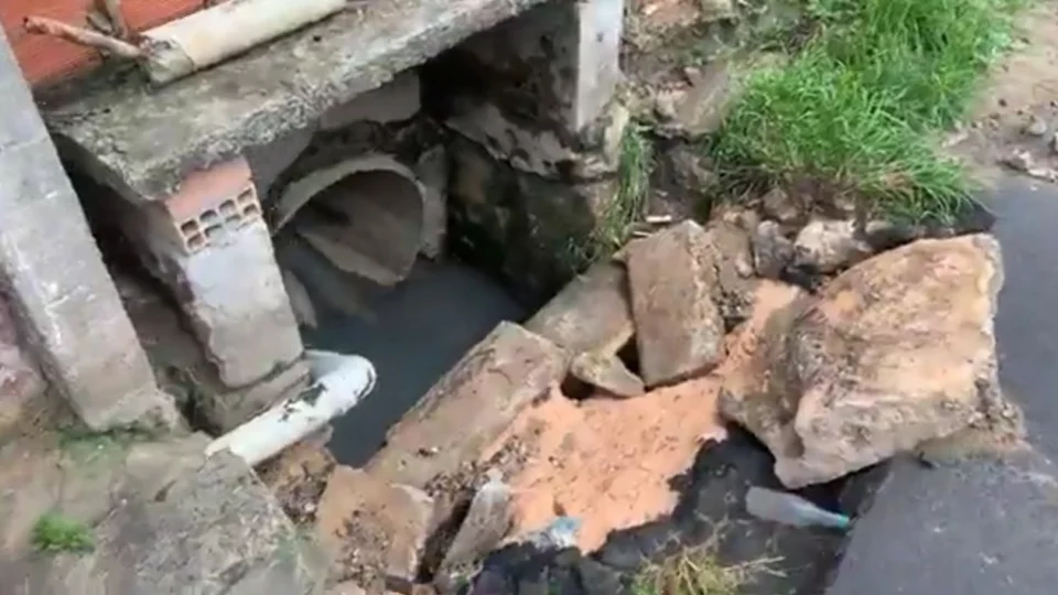 Bueiros abertos em rua do bairro Colônia Santo Antônio oferecem riscos