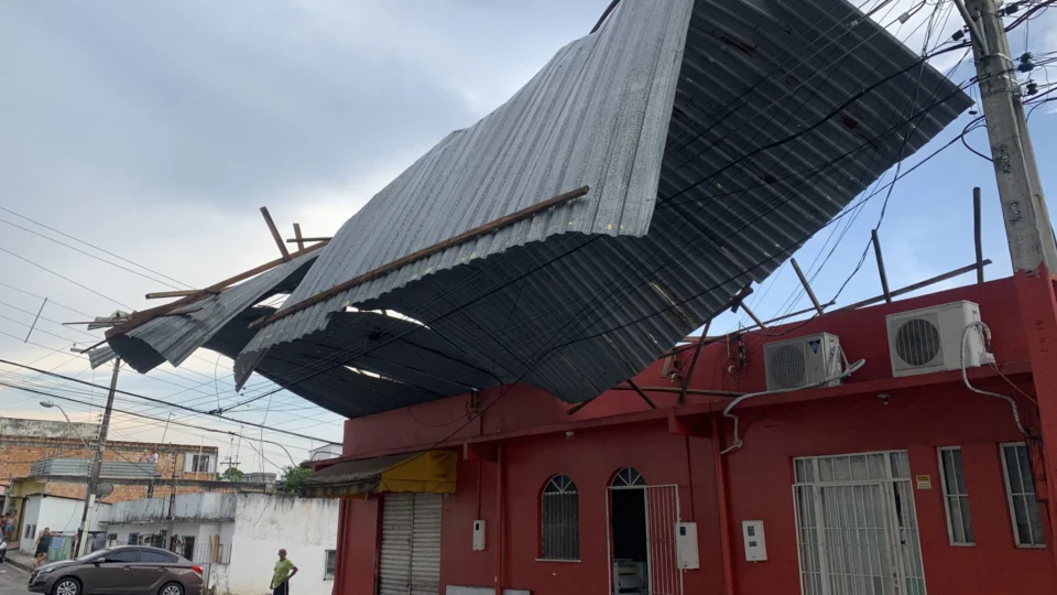 Temporal arranca telhado de panificadora e causa curto circuito na zona Oeste