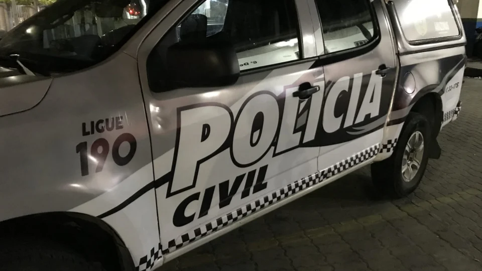 Pai coloca filho para fora de casa e ainda o esfaqueia na Cidade de Deus