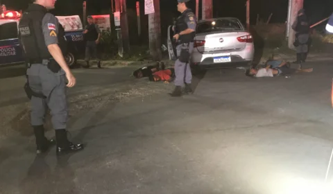 Perseguição policial termina com quatro bandidos presos e carro roubado recuperado