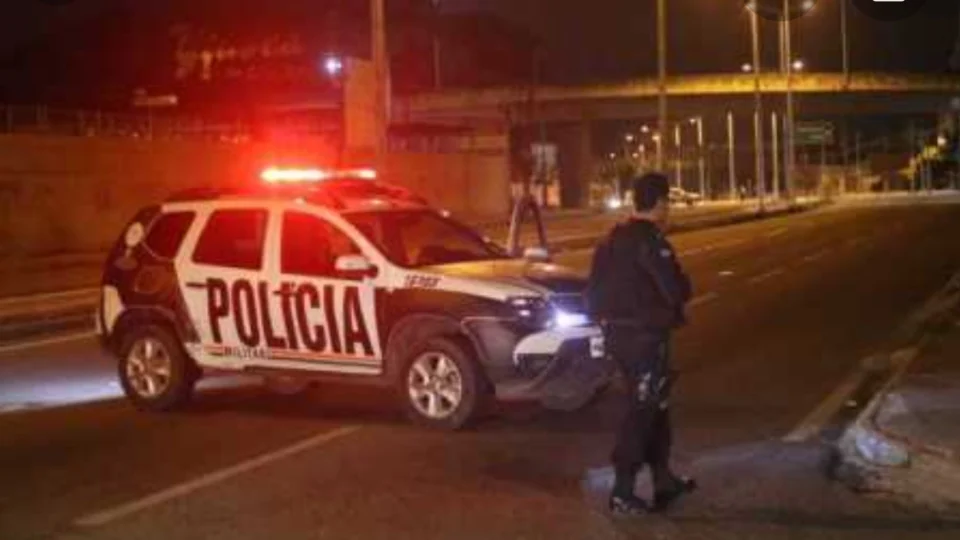 Após ser amarrada e morta a tiros, jovem tem corpo arrastado por rua, em Fortaleza