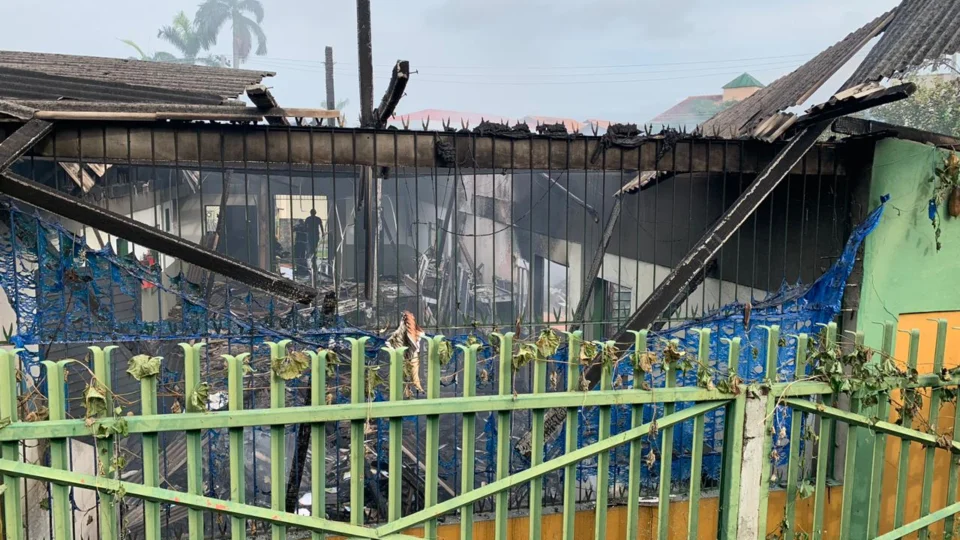 Incêndio: Curto-circuito pode ter causado fogo que consumiu depósito no Parque das Laranjeiras