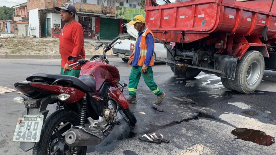 Motociclista colide com caminhonete da Prefeitura de Manaus