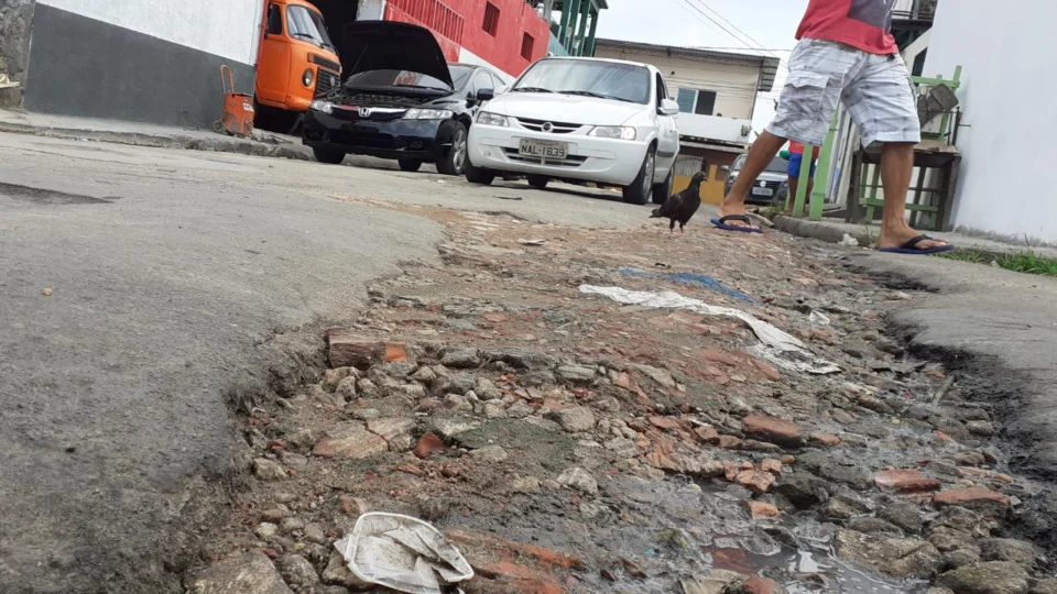 Da série ‘tábua de pirulitos’: Moradores do Petrópolis reclamam de buracos nas ruas Bom Jardim e Florianópolis