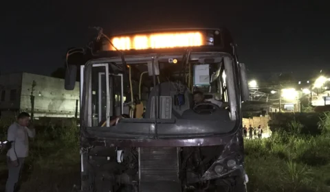 Ônibus da linha 041 perde o freio e 6 pessoas ficam feridas durante acidente