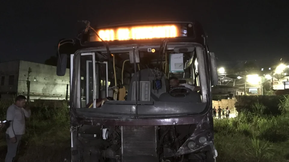 Ônibus da linha 041 perde o freio e 6 pessoas ficam feridas durante acidente