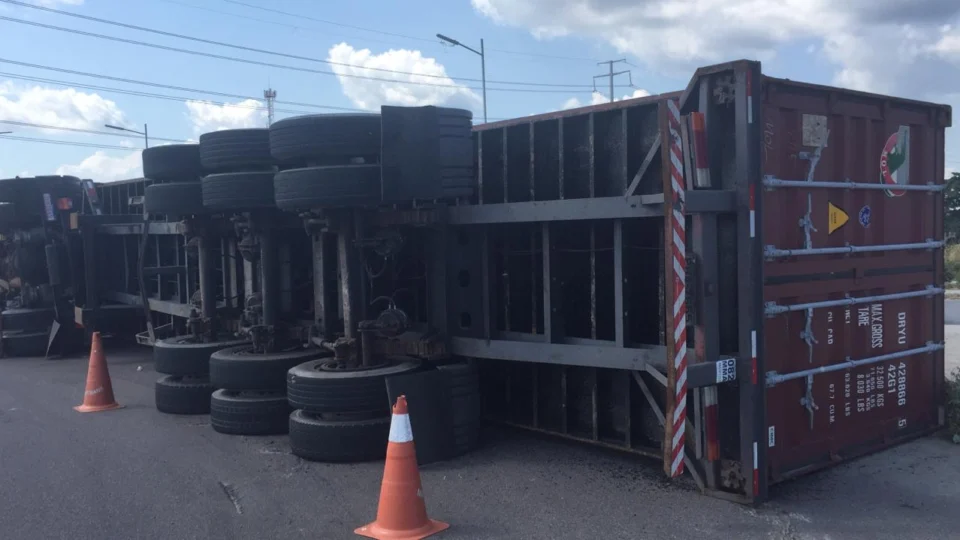 Caminhonete com contêiner tomba e motorista é hospitalizado, na zona Norte