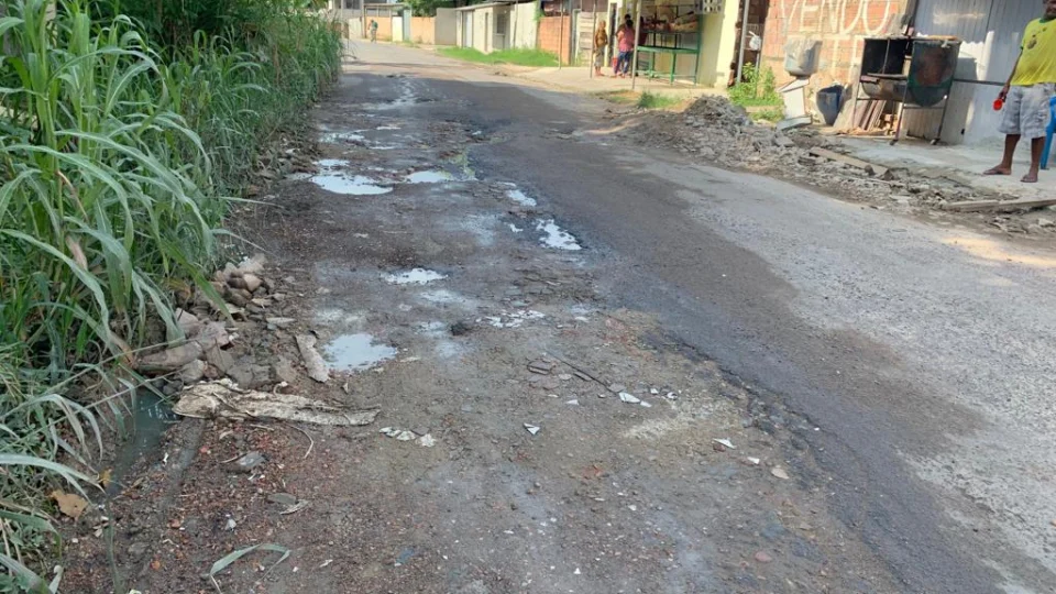 Morador do ‘Águas Claras’ já teve sua casa invadida por ônibus que tentou desviar de buracos