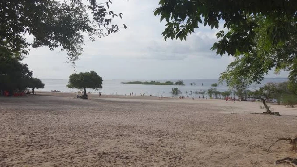 Corpo de Bombeiros continua buscas por menino de 6 anos que desapareceu em praia no AM