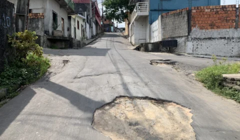 Asfalto e rede de esgotos sofrem sem manutenção, no bairro Zumbi 1