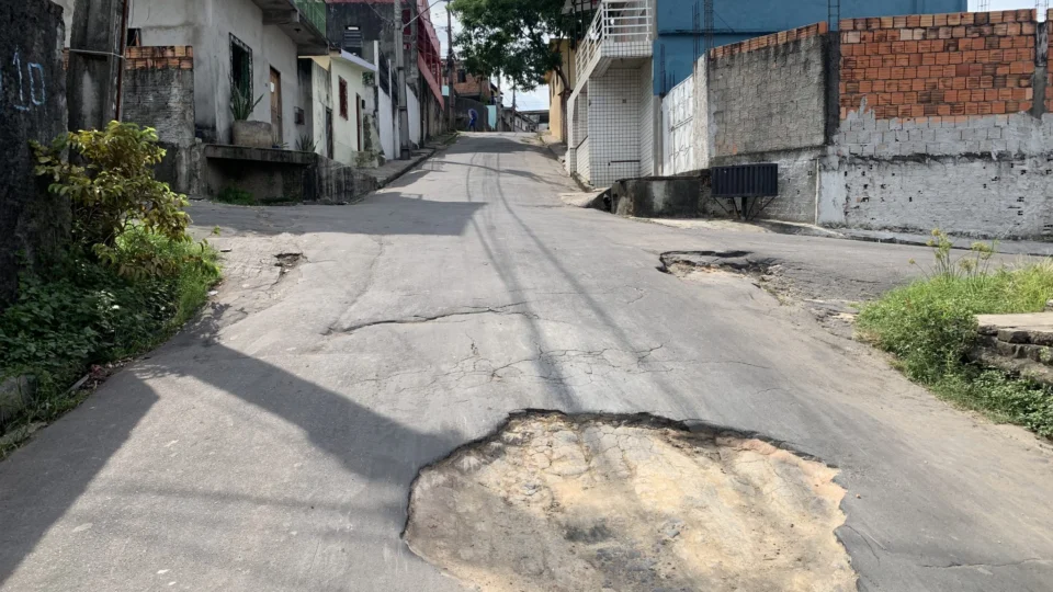 Asfalto e rede de esgotos sofrem sem manutenção, no bairro Zumbi 1