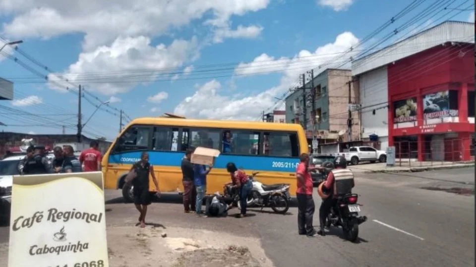 Após acidente de trânsito, criança prende o pé em corrente da moto, na Zona Leste de Manaus