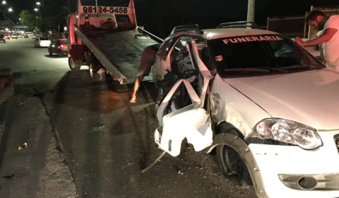 Carro funerário fica parcialmente destruído após colidir com caminhão na Cidade Nova