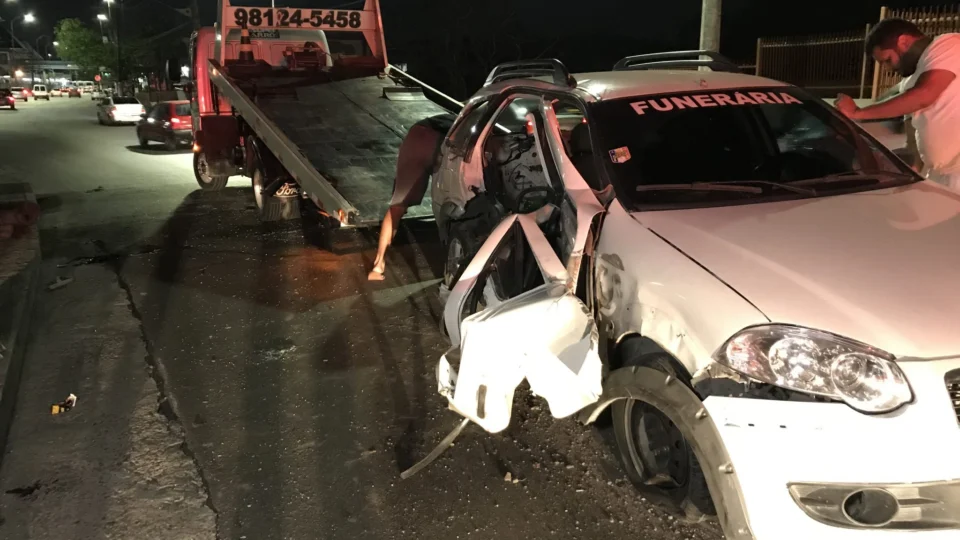 Carro funerário fica parcialmente destruído após colidir com caminhão na Cidade Nova