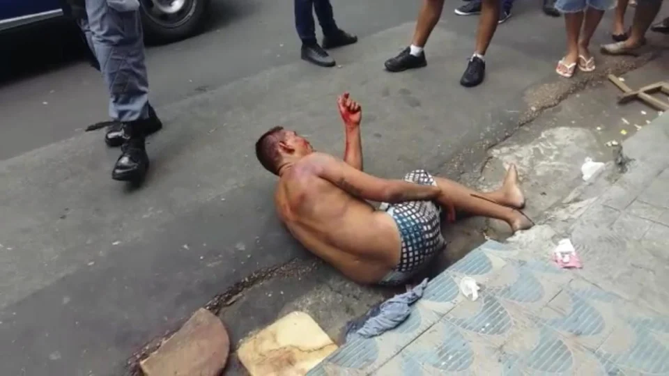 Assaltante é espancado pela população após esfaquear vítima, no Centro de Manaus