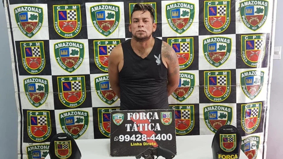 Homem é preso enquanto tentava trocar arma por drogas, no bairro São Francisco