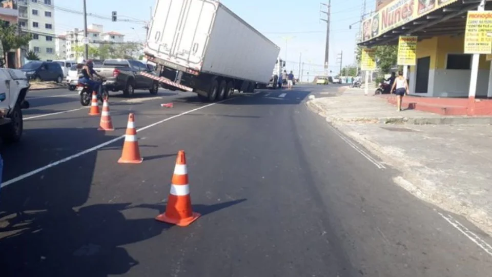Por um triz: após apresentar problema, carreta quase tomba, no Coroado