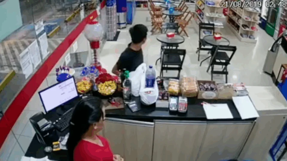 Veja vídeo do momento em que jovens assaltam conveniência em Manaus