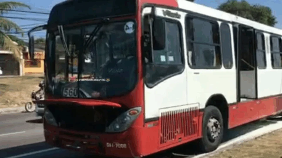 Fogo! Ônibus da linha 560 sofre incêndio, em avenida Torquato Tapajós