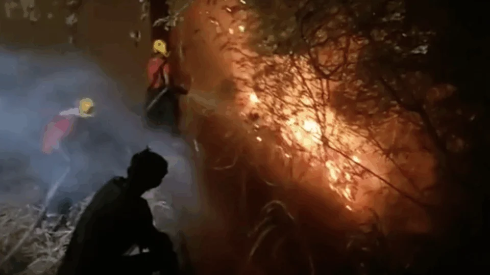 Incêndio assusta moradores, ao lado de posto de combustível, no Coroado