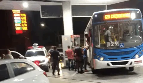 VEJA VÍDEO: Motorista de ônibus invade posto de gasolina e impede assalto