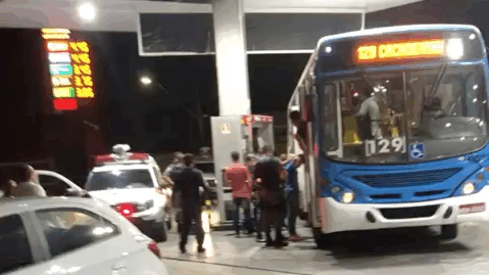 VEJA VÍDEO: Motorista de ônibus invade posto de gasolina e impede assalto