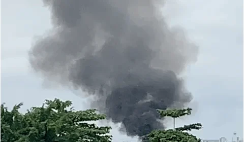 VEJA VÍDEO! Incêndio atinge uma fábrica de papelão, em Manaus.