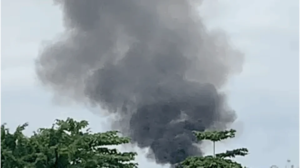 VEJA VÍDEO! Incêndio atinge uma fábrica de papelão, em Manaus.