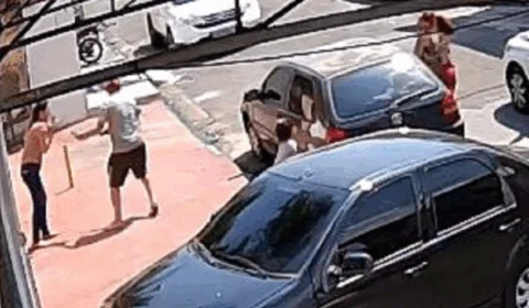 Flagra! Mulher é agredida durante assalto, e filha desesperada assiste tudo. VEJA VÍDEO!