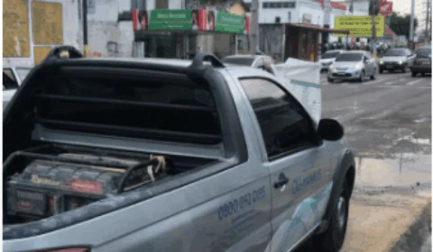 Transtornados com inúmeros ‘banhos’, moradores do Japiim 1 denunciam vazamento de água na Avenida Tefé