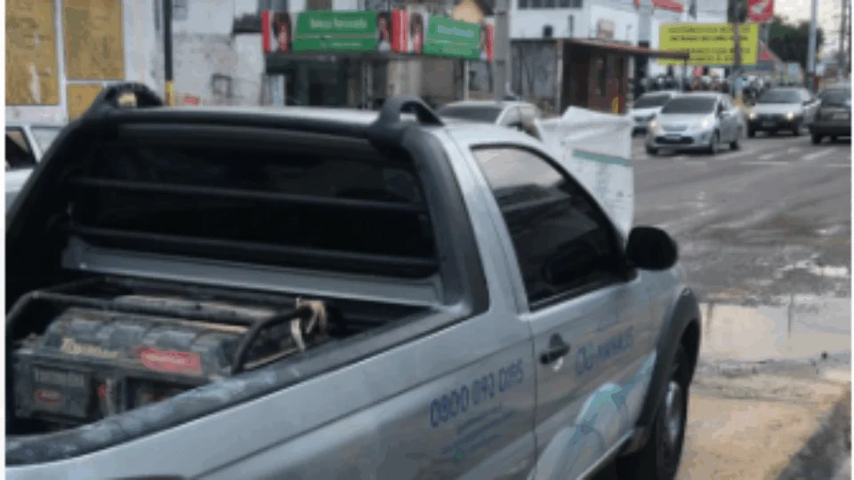 Transtornados com inúmeros ‘banhos’, moradores do Japiim 1 denunciam vazamento de água na Avenida Tefé