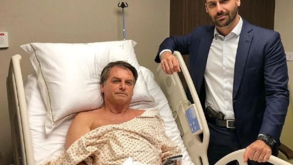 Eduardo Bolsonaro, com arma à cintura, visita o pai, no hospital.