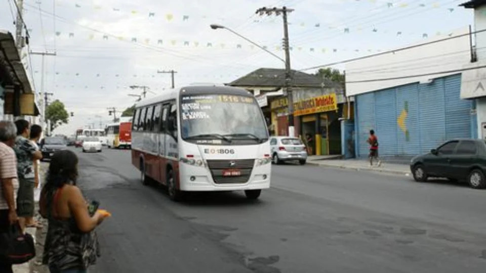 Homem é preso após assaltar coletivo executivo, no bairro Novo Aleixo, em Manaus