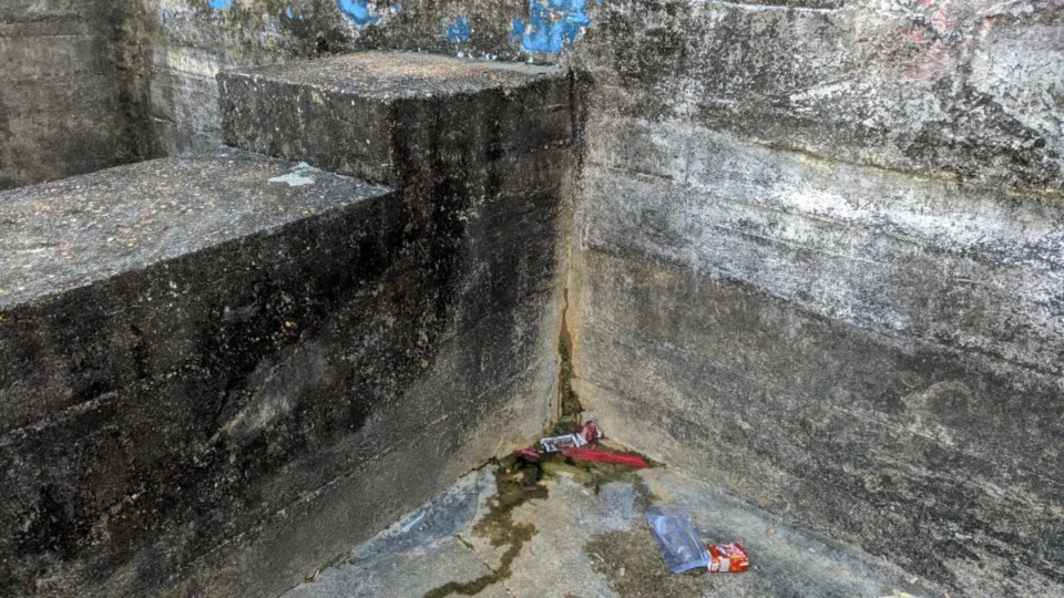 Perigo! Muro pode desabar por falta de manutenção em esgoto de rua no São Francisco