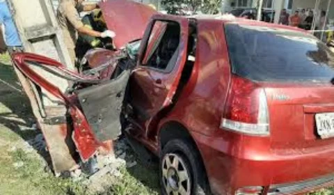 Carro colide com poste e casal e criança ficam feridos na zona Leste de Manaus