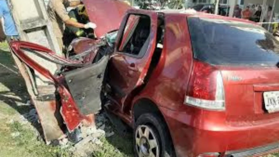 Carro colide com poste e casal e criança ficam feridos na zona Leste de Manaus