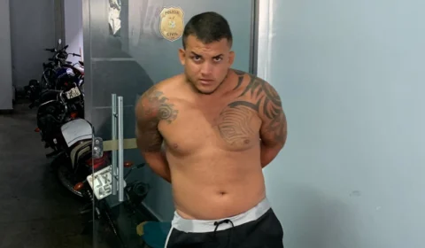 Após roubar mulher e quase ser linchado, homem pede desculpas à vítima na delegacia