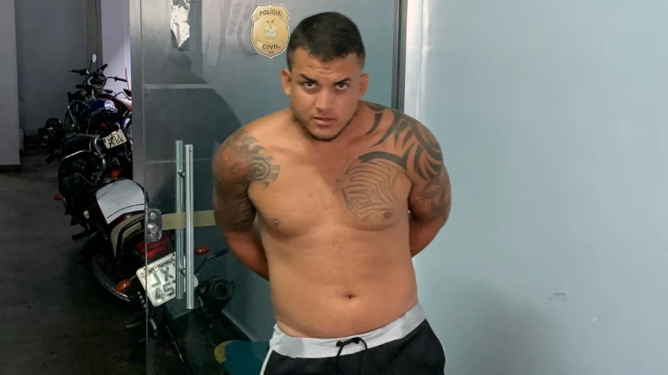 Após roubar mulher e quase ser linchado, homem pede desculpas à vítima na delegacia