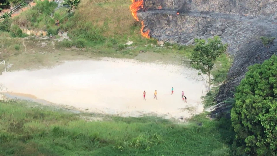 Dois incêndios em áreas urbanas de Manaus mobilizam bombeiros na tarde desta sexta-feira