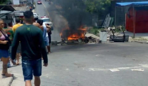 População usa fogo para protestar por falta de energia elétrica no bairro da União