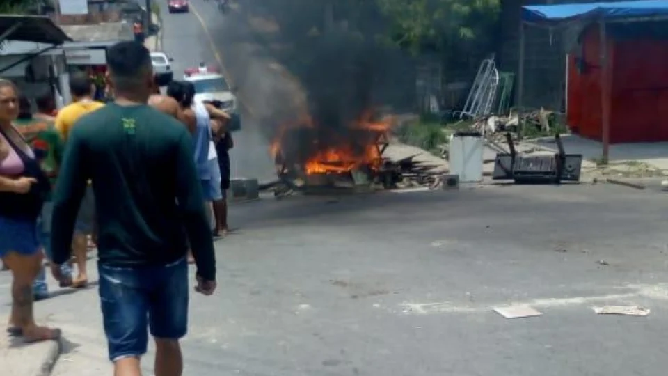População usa fogo para protestar por falta de energia elétrica no bairro da União