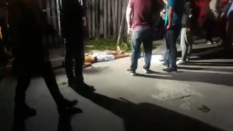 Homens chegam de carro e executam jovem com 5 tiros na rua, no Novo Aleixo