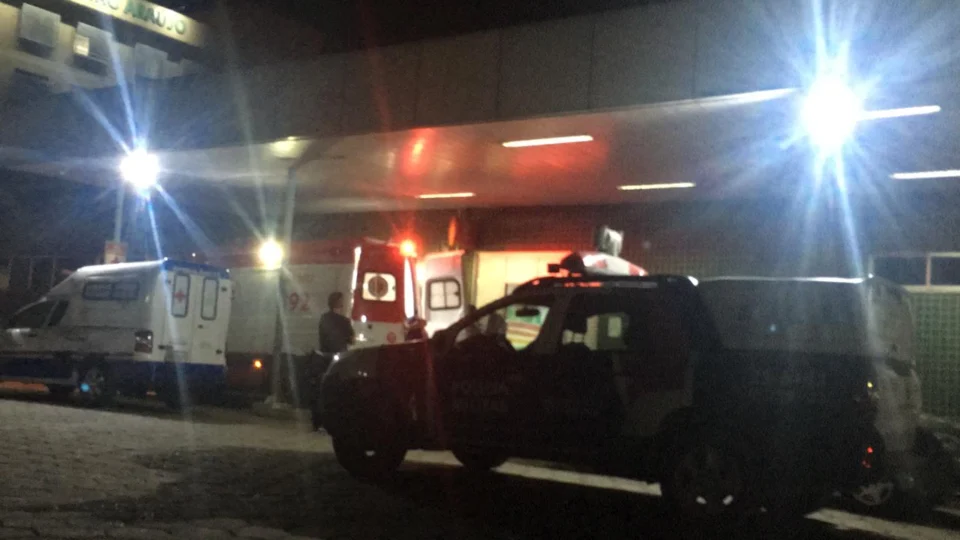 Novinho é baleado com tiro na barriga após ser surpreendido por vários homens em rua