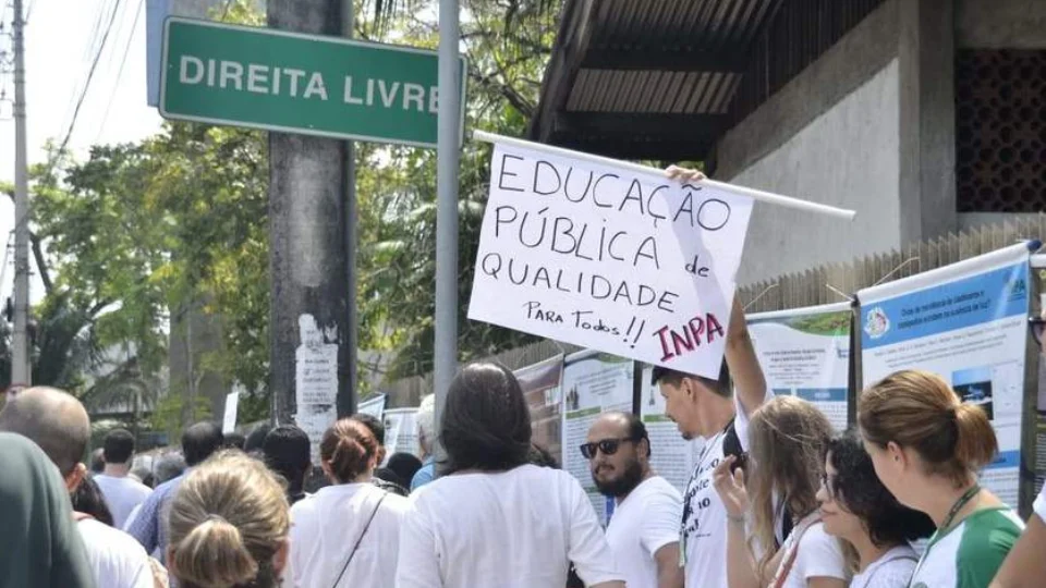 Profissionais do Inpa protestam contra cortes na Educação e Pesquisa