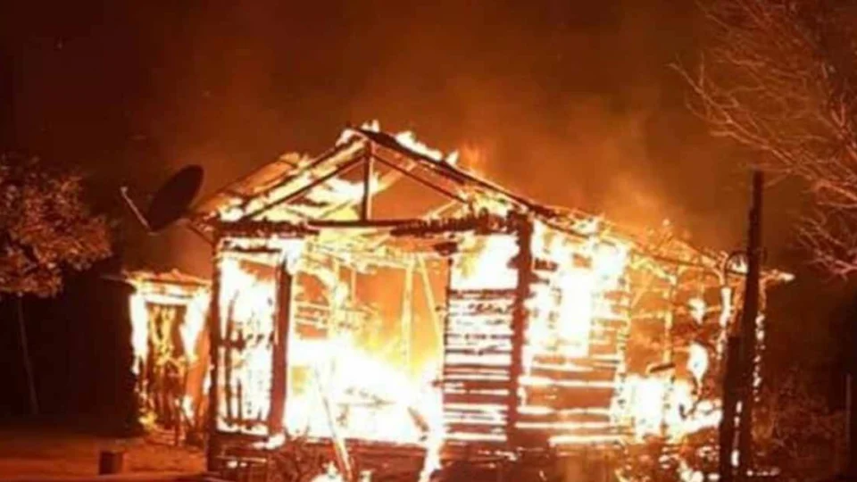 Revoltados, moradores de Nova Olinda  colocam fogo em casa de homem acusado de estupro