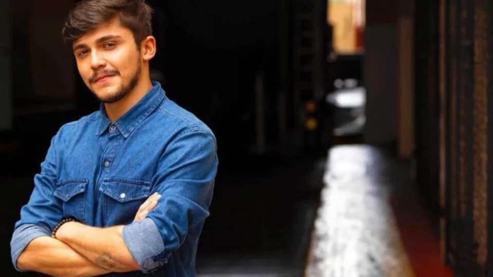 Novidade: cantor e compositor Santaella lança clipe de sua nova música, no Youtube