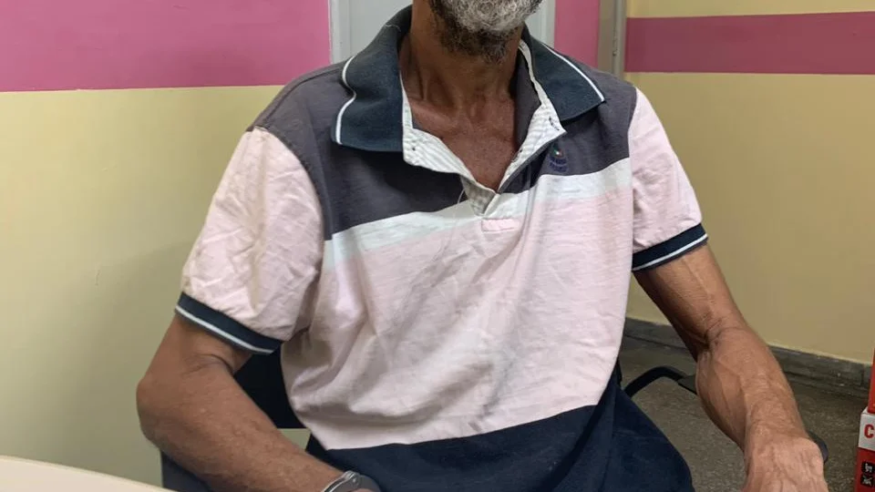 Foi preso: pedreiro ameaçou a mulher de morte e cortou parte da orelha dela
