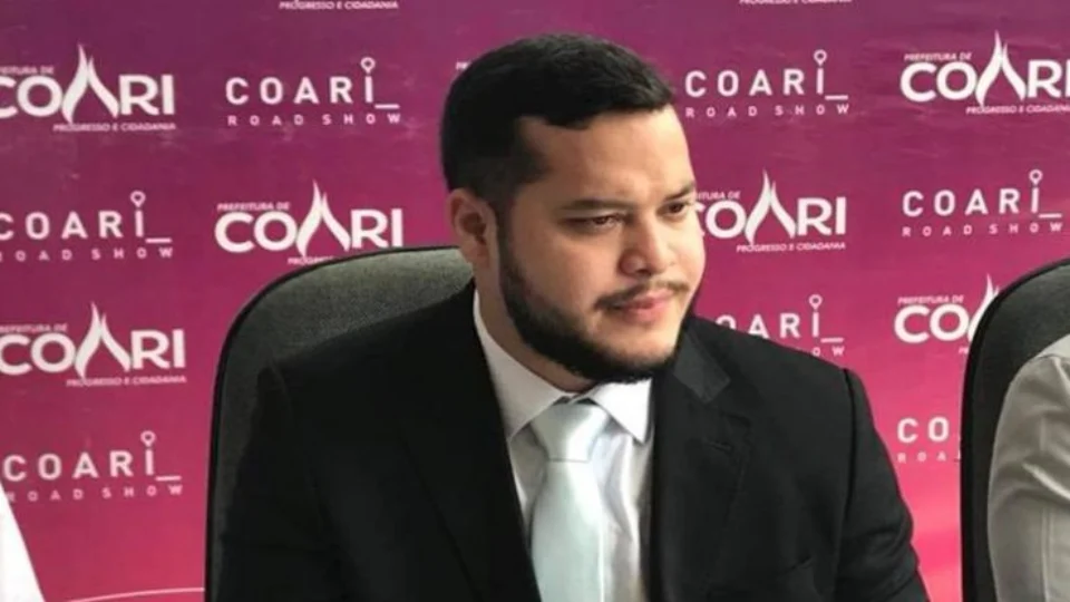 Após ter prisão decretada, Adail Filho se apresenta na sede do MPAM